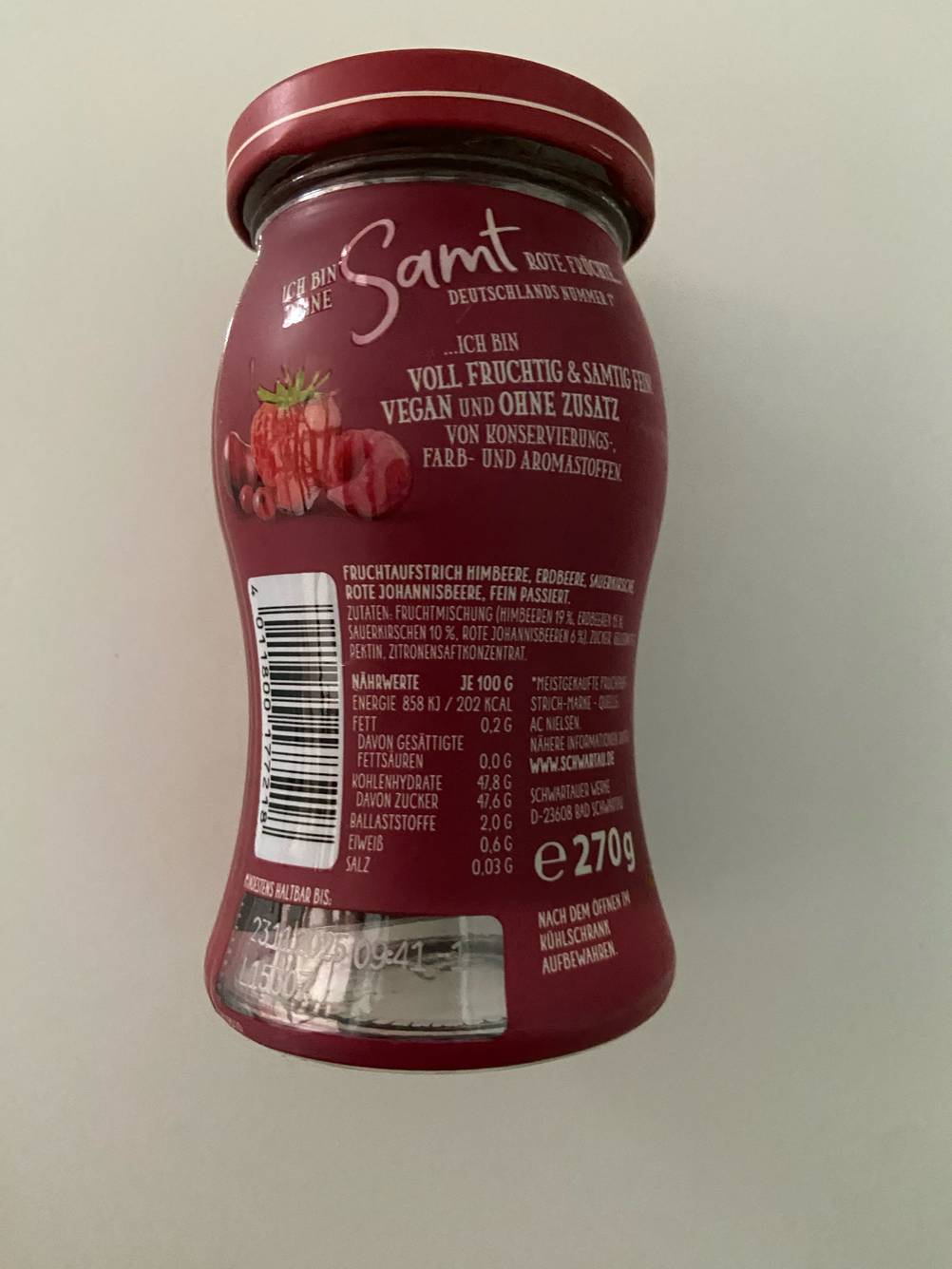 Die getestete Erdbeermarmelade auf einer hellen Fläche liegend mit der Rückseite nach oben.