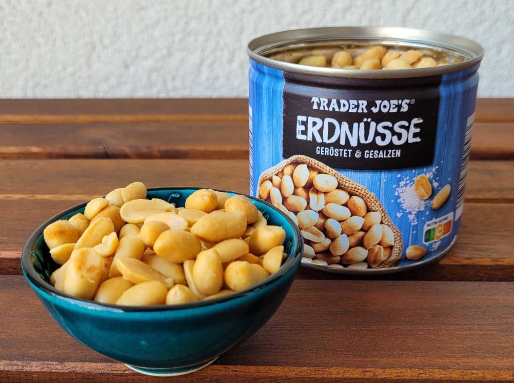 Eine kleine Schale mit Erdnüssen im Test steht vor der geöffneten Verpackung.