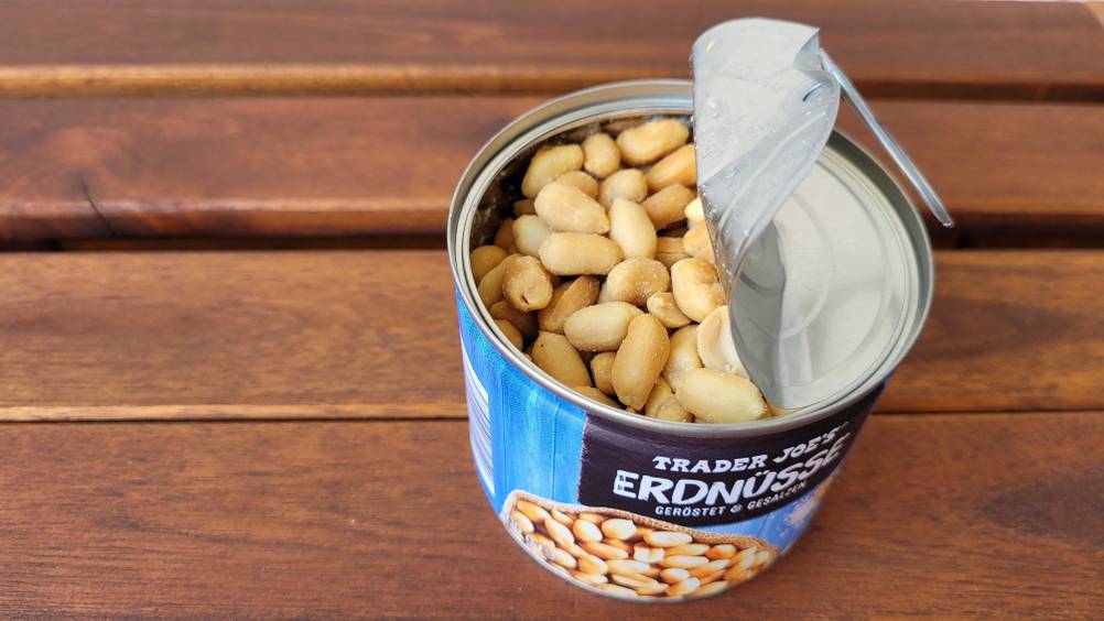 Erdnüsse getestet: Eine teilgeöffnete Dose von schräg oben.
