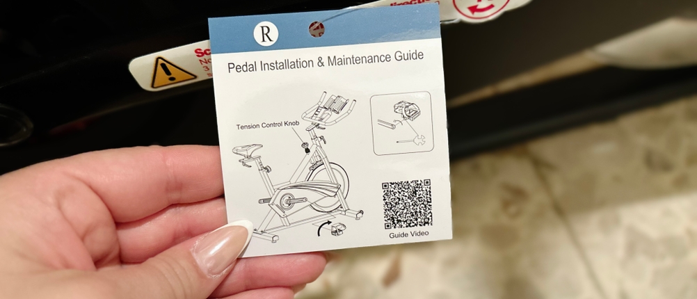 Die Montageanleitung für die Pedale des Ergometers von Joroto.