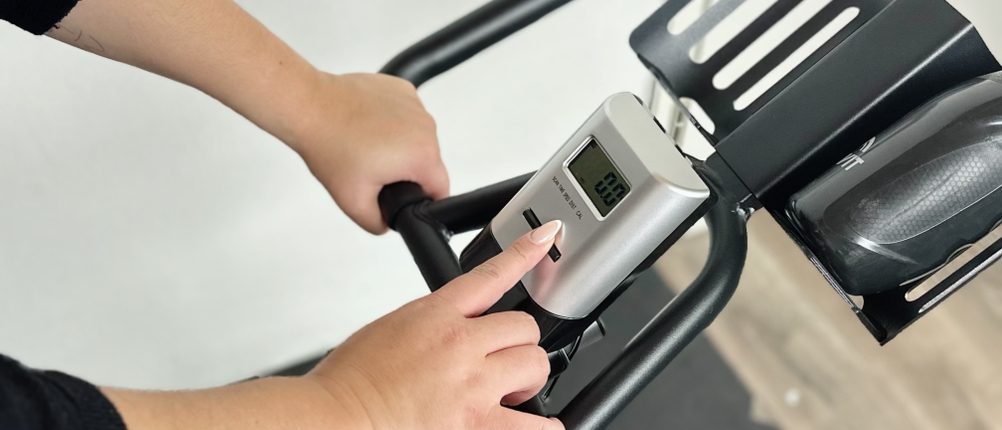 Das Display des Ergometers von Joroto wird bedient.