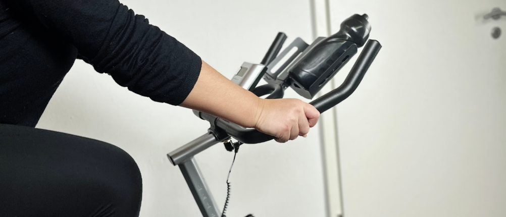 Die Griffe des Ergometers von Joroto von der Seite.