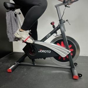 Das Ergometer von Joroto in Benutzung. Ein Handtuch hängt unter dem Sattel.