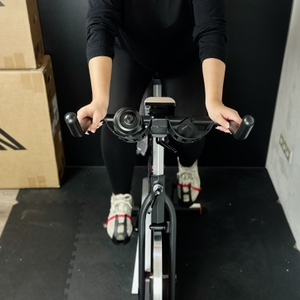 Die Griffe des Ergometers von Joroto von vorne.