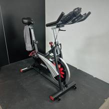 Das Ergometer von Joroto steht aufgebaut in einer Ecke eines Raumes.