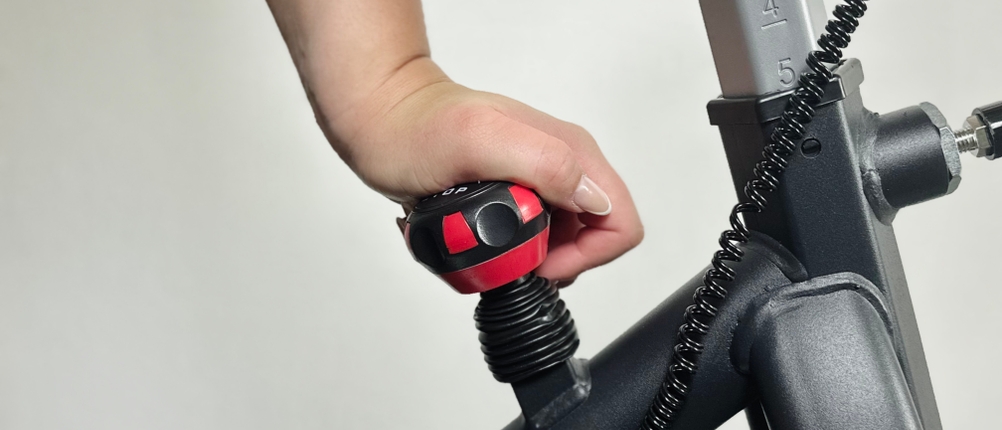 Der Stopp-Knopf am Ergometer von Joroto wird betätigt.