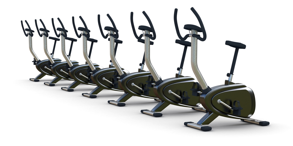 Eine Reihe von Ergometern vor weißem Hintergrund