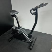 Das Ergometer von Skandika steht aufgebaut in einer Ecke eines Raumes.