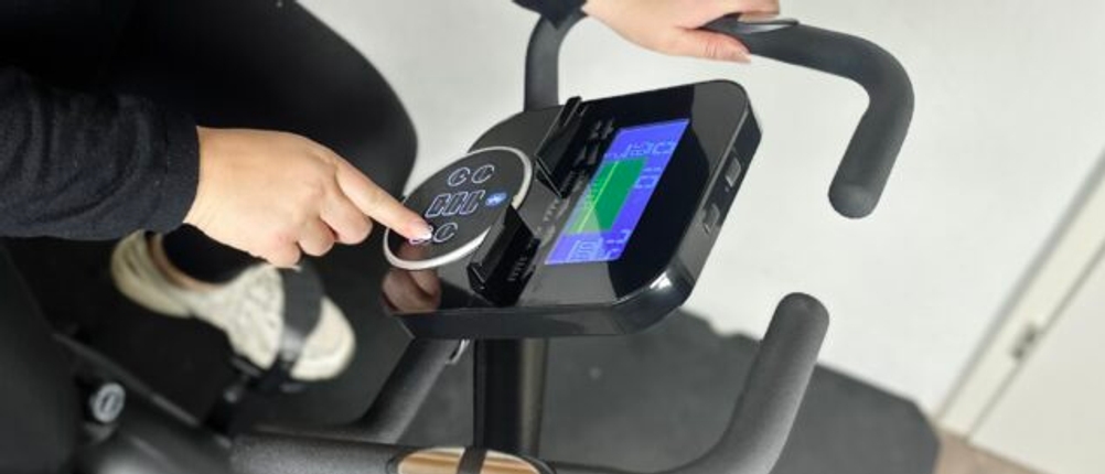 Das Display des Ergometers von Skandika wird bedient.