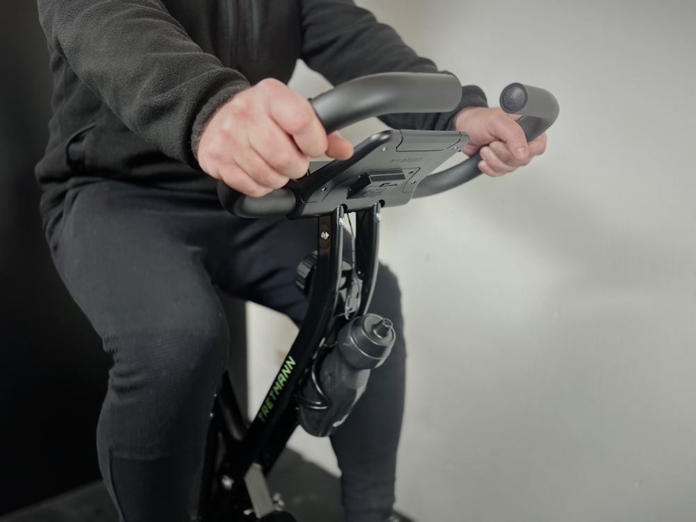 Die Griffe des Ergometers von Tretmann von unten.