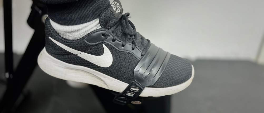 Ein Schuh in der Pedale des Ergometers von Tretmann.