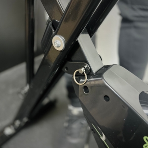 Der Stift am Ergometer von Tretmann sichert das aufgestellte Ergometer