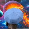 Regenschirm im Test: blauer Regenschirm vor bemalter Wand