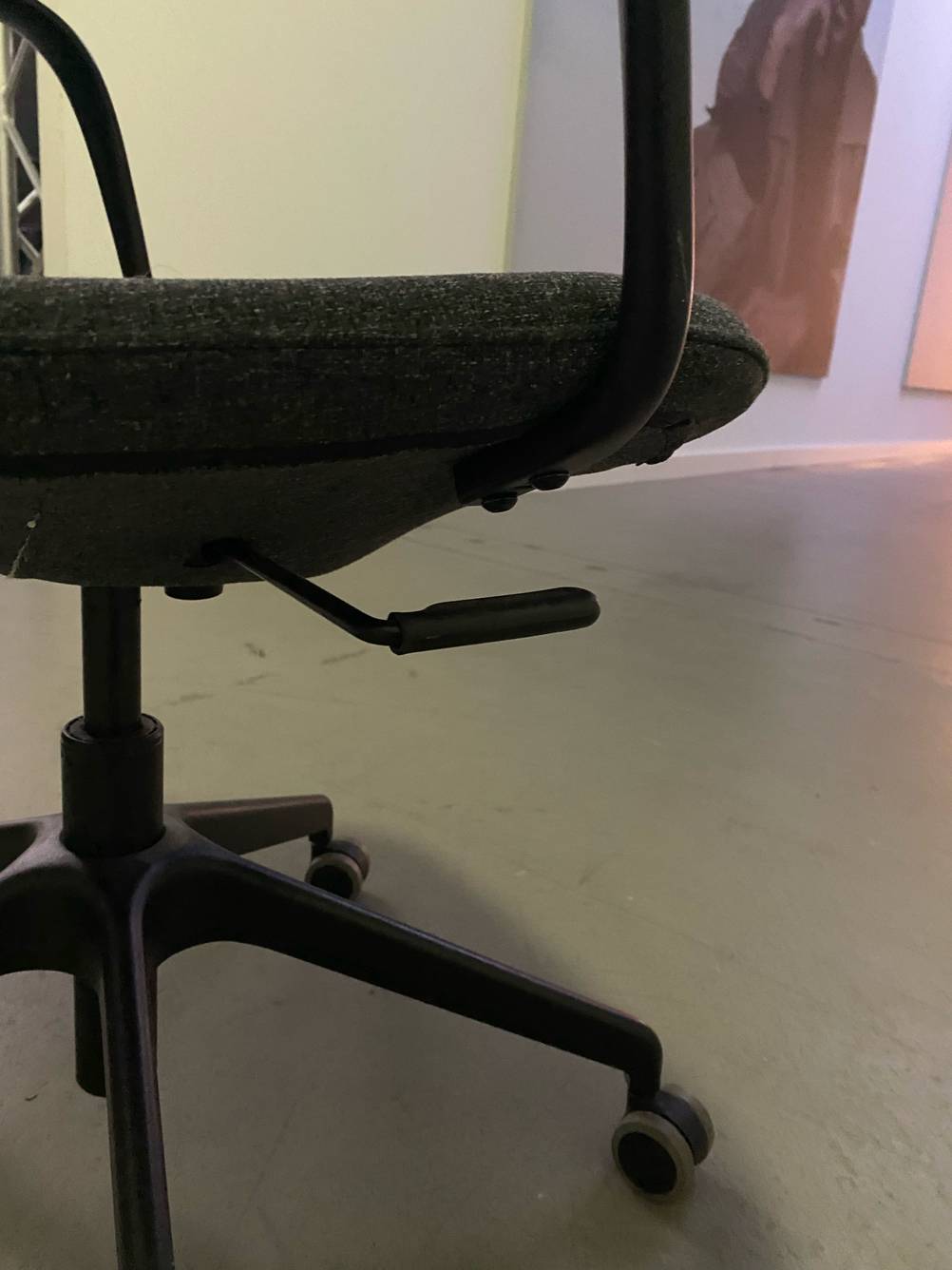 Im Test: Nahaufnahme des Hebels zum Verstellen der Höhe eines ergonomischen Bürostuhls.