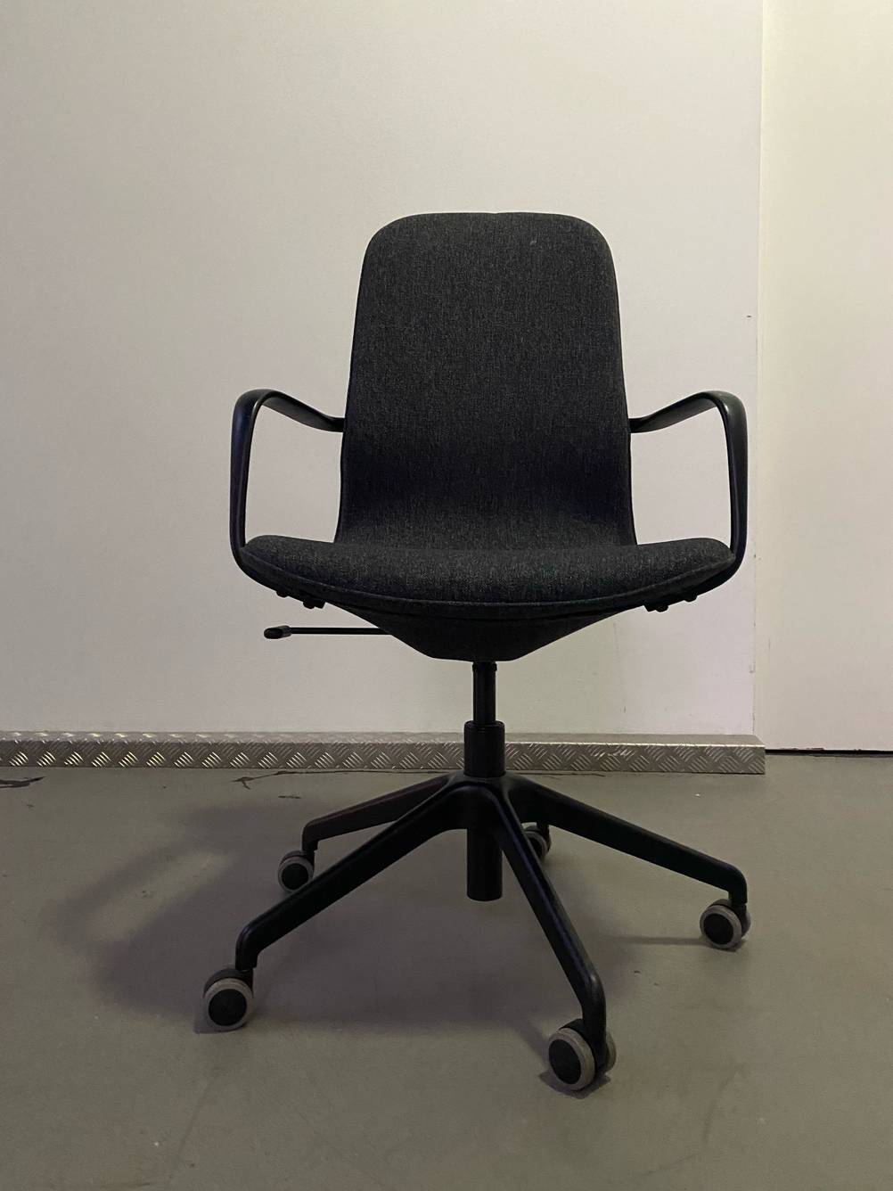 Ergonomischer Bürostuhl getestet: Ein Stuhl von vorne vor einer hellen Wand.