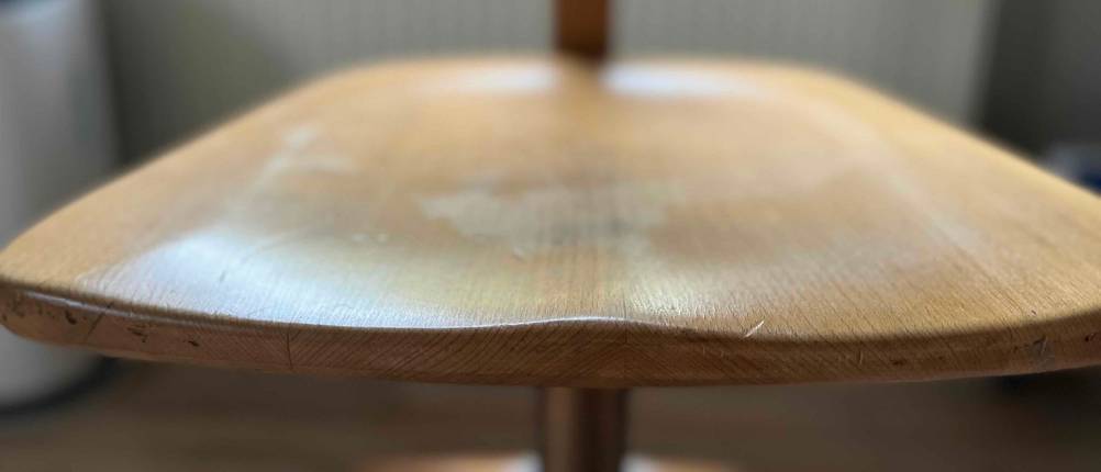 Ein Sedus Vintage-Holz-Bürostuhl im Test zeigt eine ergonomisch geformte Sitzfläche.