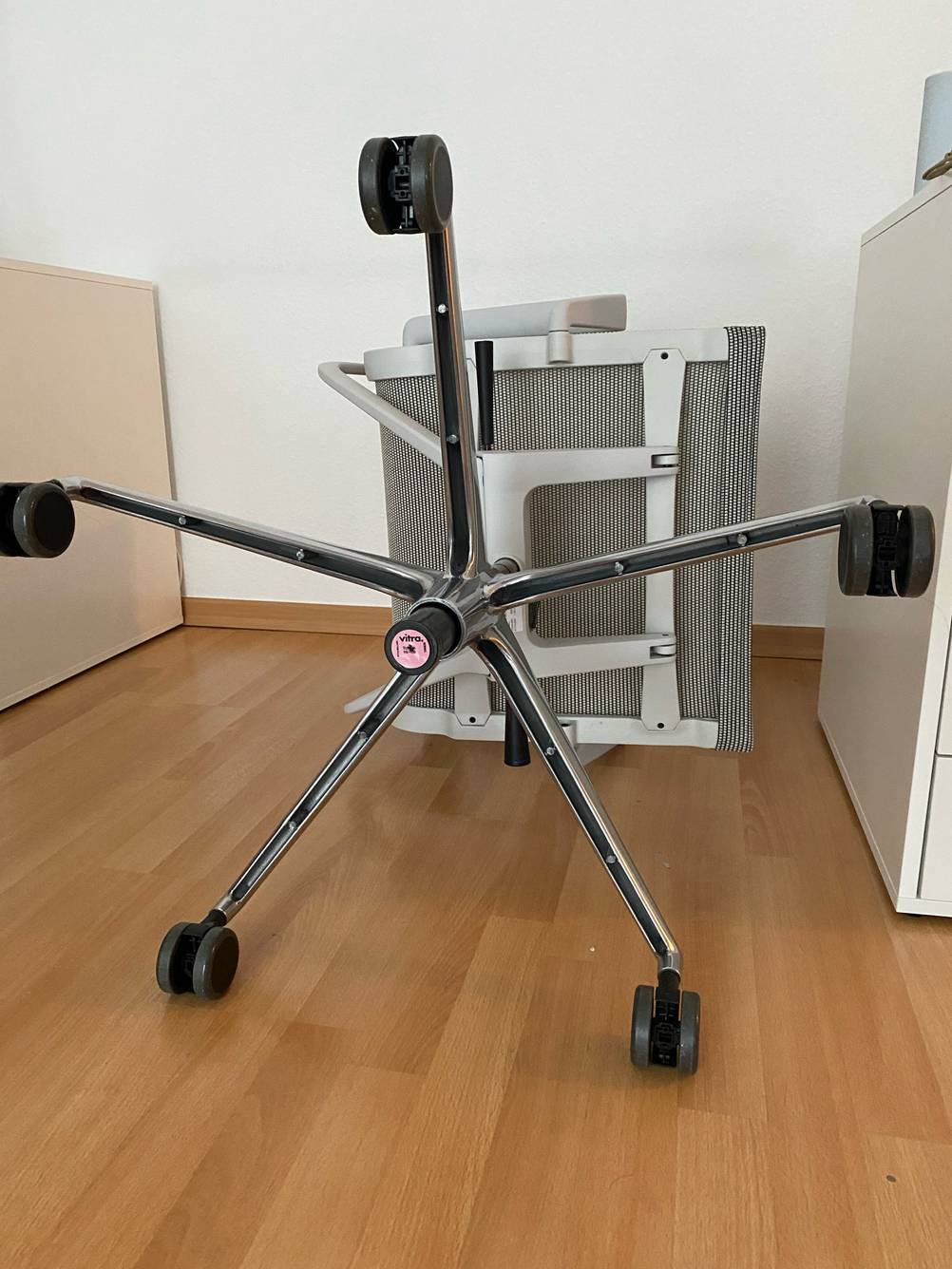 Ergonomischer Bürostuhl getestet: Ein Stuhl von unten der auf der Seite liegt.