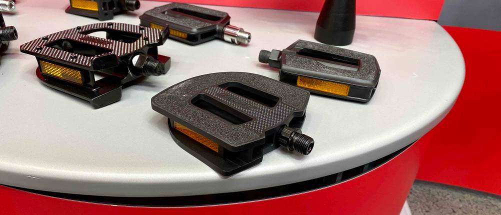 Fahrradpedale getestet: Mehrere Pedale liegen nebeneinander auf einer hellen Fläche.