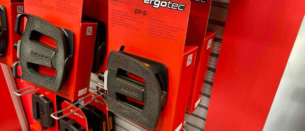 Eine Packung getesteter Fahrradpedale hängt neben anderen im Regal.