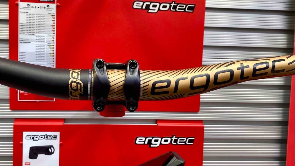 Im Test: Nahaufnahme der Mitte eines MTB-Lenker mit Befestigung.