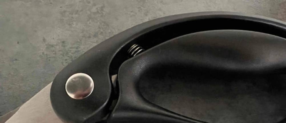 Nahaufnahme der Griffe einer getesteten Pizzaschere.