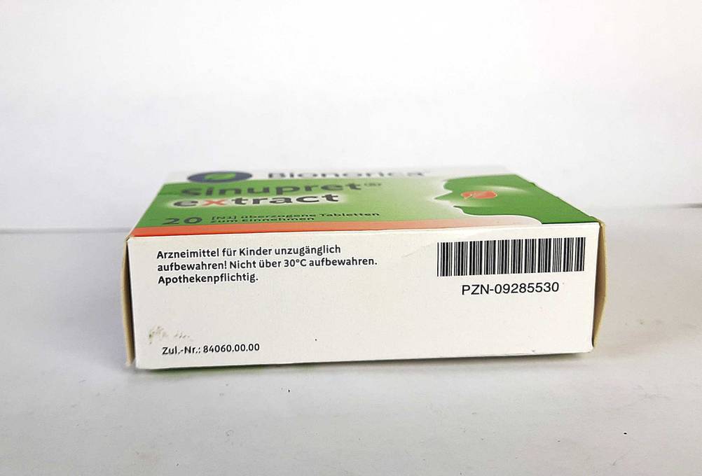 Die Verpackung der Erkältung-Tabletten im Test von unten mit Strichcode.