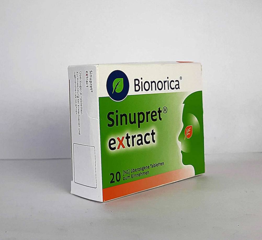 Die Packung der getesteten Erkältung-Tabletten leicht seitlich auf einer hellen Fläche.