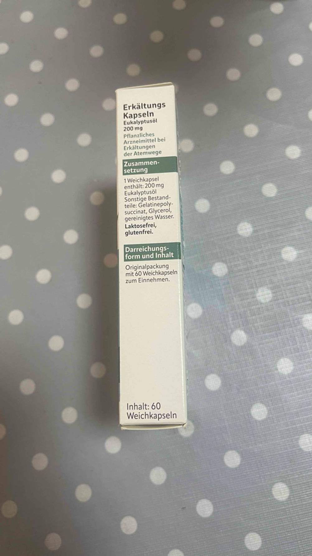 Erkältungskapseln Eukalyptusöl-Test: Eine Seite der Verpackung mit Informationen zur Zusammensetzung.
