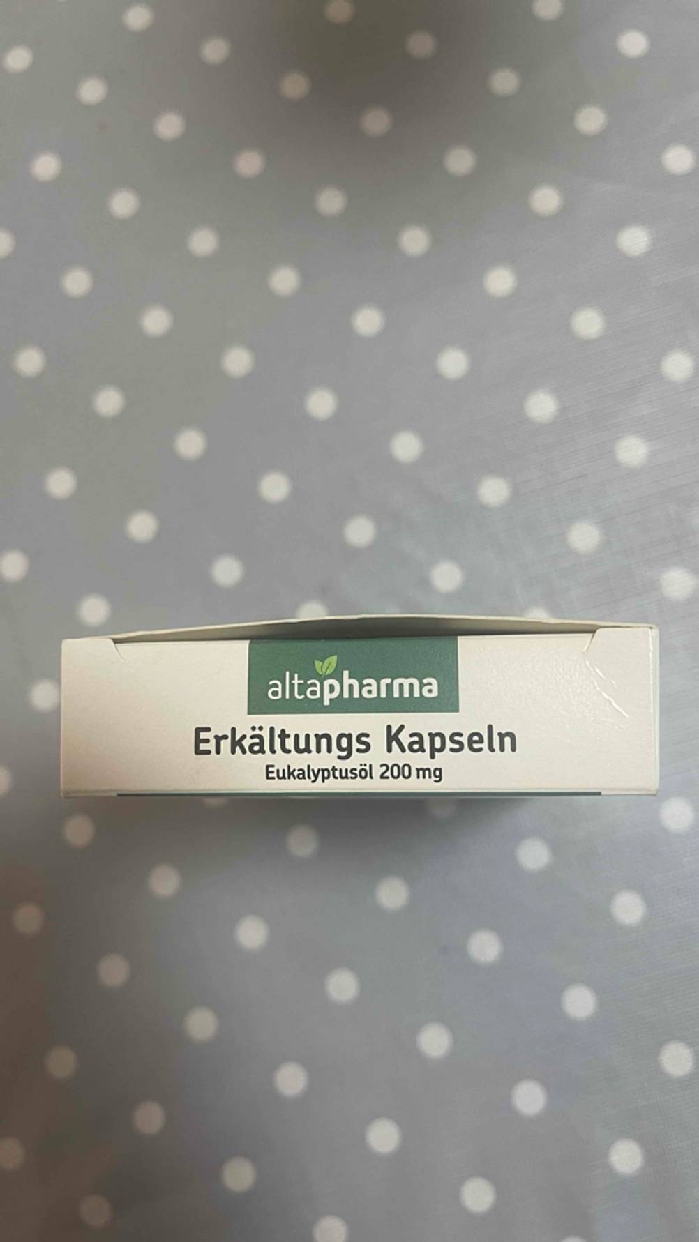 Getestet: Seitenansicht der Verpackung der Erkältungskapseln Eukalyptusöl mit Logo und Artikelbezeichung.