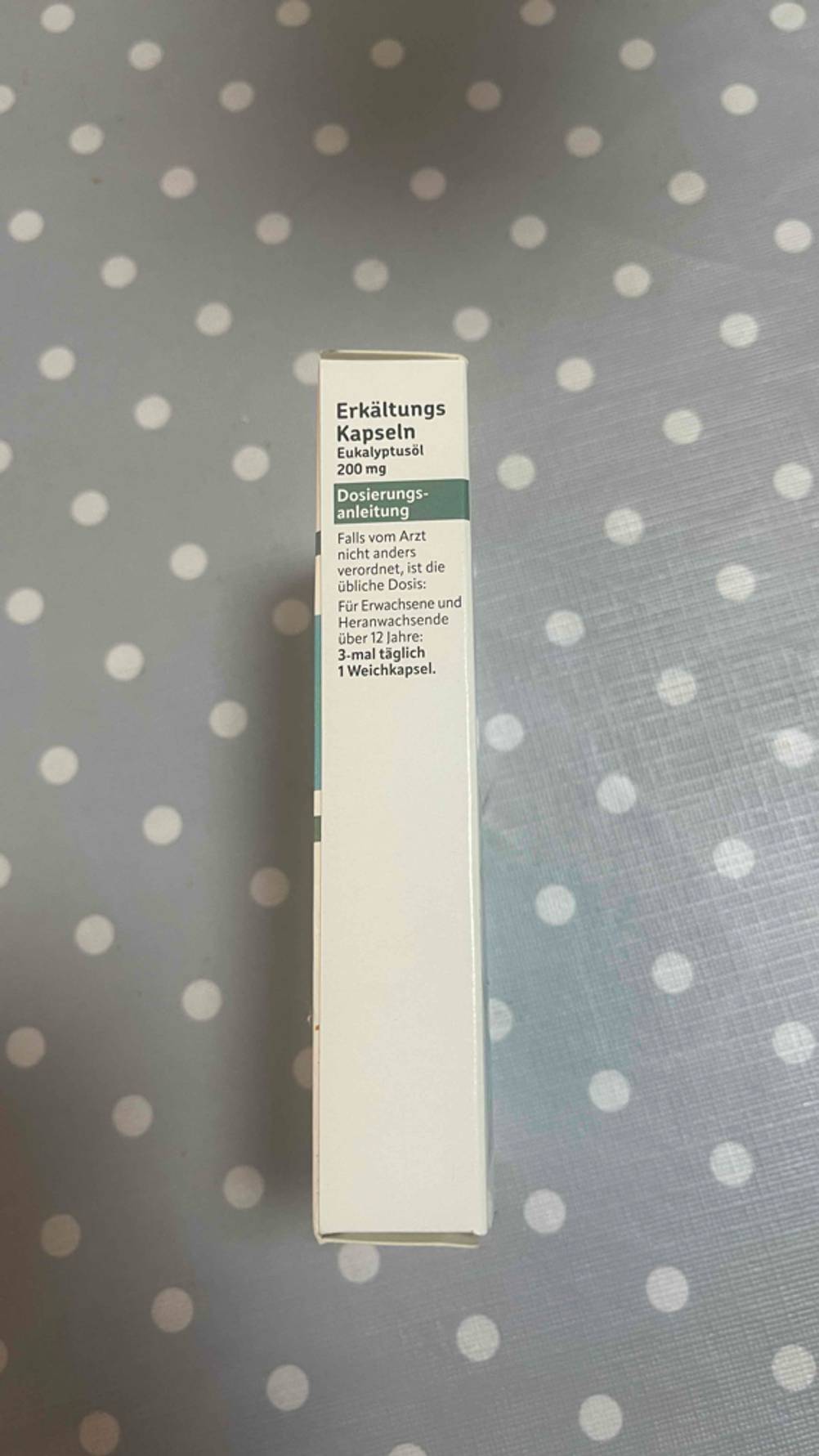 Seitenansicht der Verpackung der Erkältungskapseln Eukalyptusöl im Test mit Informationen.