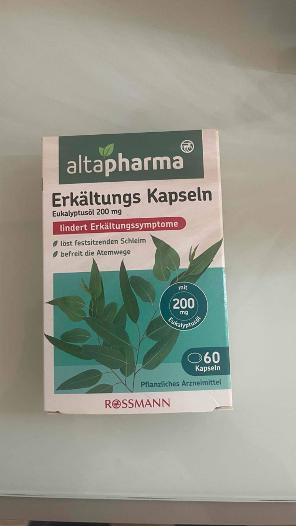Die Verpackung der Erkältungskapseln Eukalyptusöl im Test auf einer hellen Fläche.