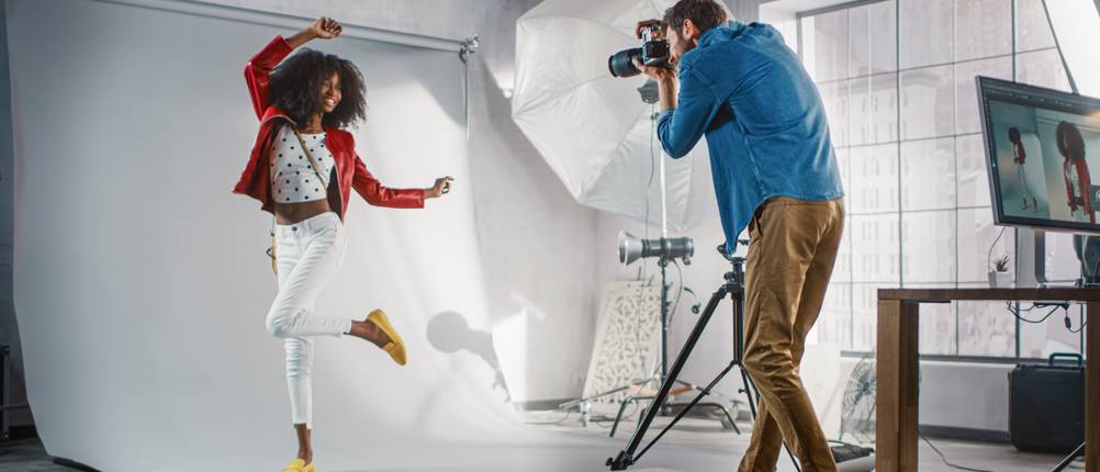 Erlebnisgeschenke im Test: Eine Frau posiert vor der Kamera während eines Fotoshootings.