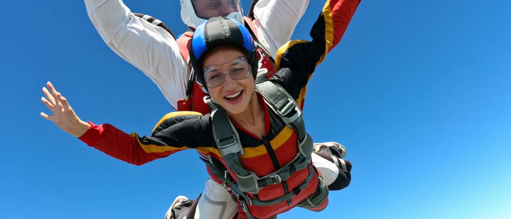 Erlebnisgeschenke im Test: Eine Frau macht einen Tandem-Fallschirmsprung.