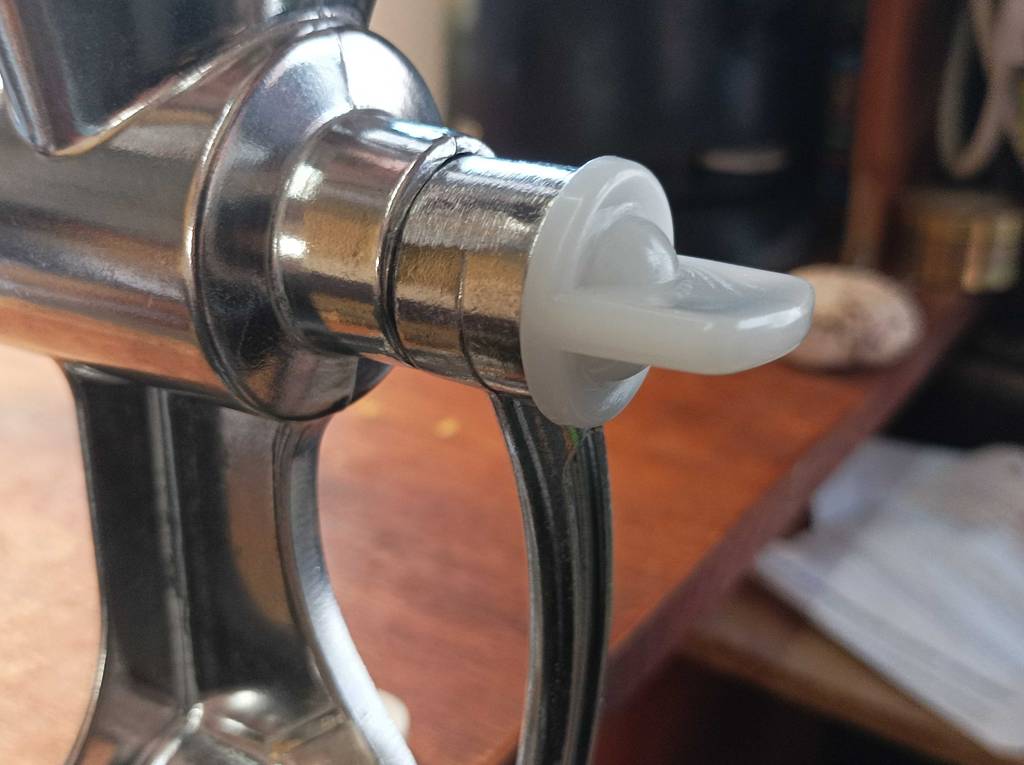 Fleischwolf manuell im Test: Detailansicht des Plastikpfropfen.