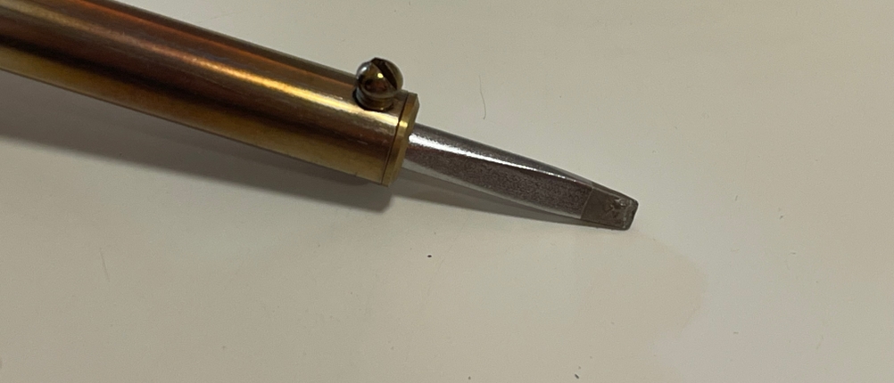 Nahaufnahme einer klassischen ERSA-Lötspitze mit meißelförmiger Spitze und blanker Metallhülse.