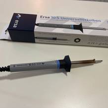 Ein ERSA 30S Universallötkolben liegt vor seiner Originalverpackung auf einem weißen Tisch. Das Gerät ist klassisch gestaltet und trägt den Aufdruck „Made in Germany“.