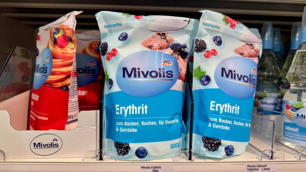 In einem Verkaufsregal stehen mehrere Packungen des Erythrit im Test.