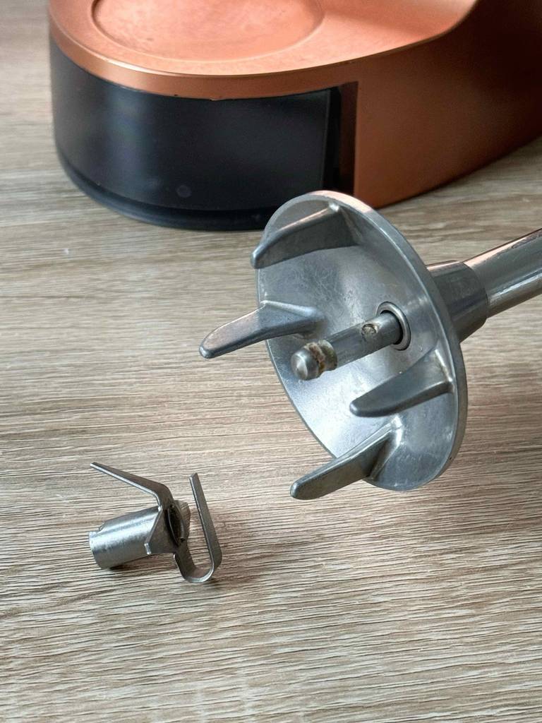 Detailansicht einer Edelstahlklinge zum Zerkleinern und dem Stabskopf inklusive Befestigungsvorrichtung für die Klingen.