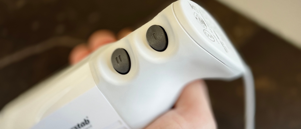 Stabmixer getestet: Ansicht der Knöpfe des ESGE-Zauberstabs, während eine Person diesen in der Hand hält.