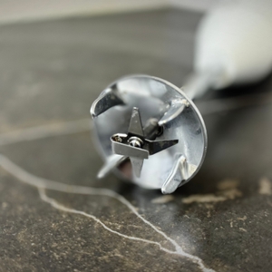 Stabmixer getestet: Nahansicht der Klingen des ESGE-Zauberstabs.