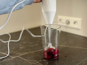 Stabmixer im Test: Mit dem ESGE-Zauberstab wird gekochte rote Beete püriert.