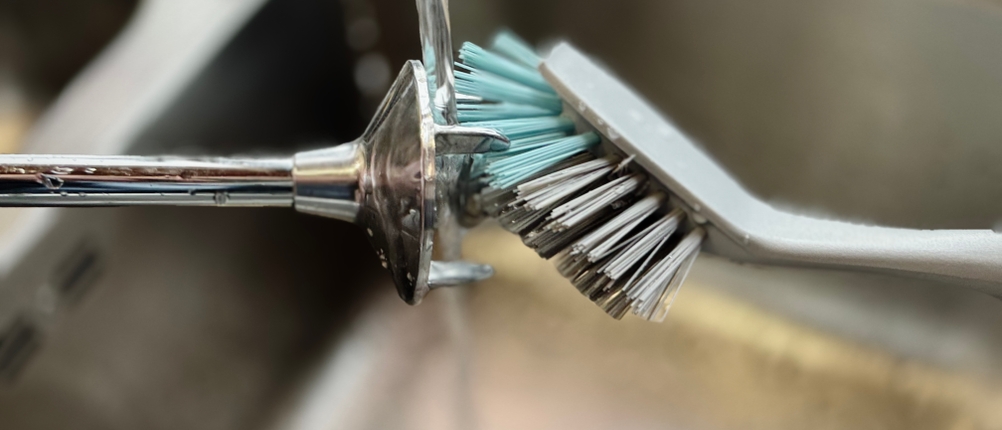 Stabmixer-Test: Der ESGE-Zauberstab wird mithilfe einer Spülbürste unter einem Wasserhahn gereinigt.