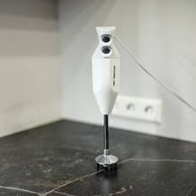 Stabmixer-Test: ESGE-Zauberstab steht auf einer Arbeitsfläche.