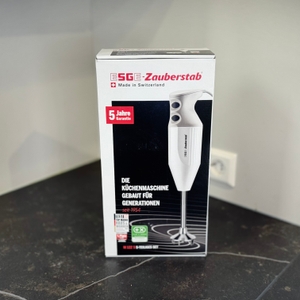 Stabmixer im Test: Die Verpackung eines ESGE-Zauberstabs steht auf einer grauen Arbeitsfläche.