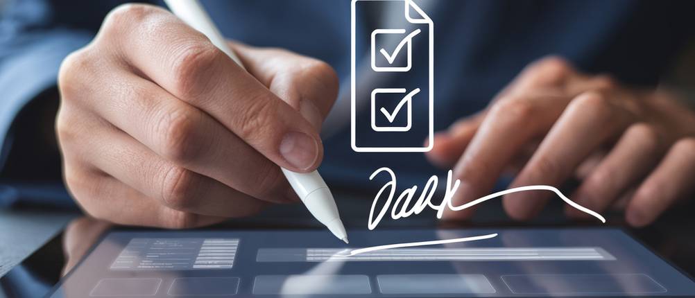 eSign-Anbieter im Test: Ein Mann unterschreibt auf einem Tablet.