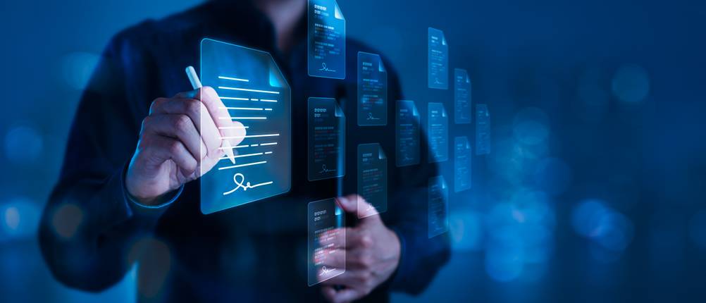 eSign-Anbieter im Text: Eine Person unterzeichnet ein digitales Dokument an einem virtuellen Screen.