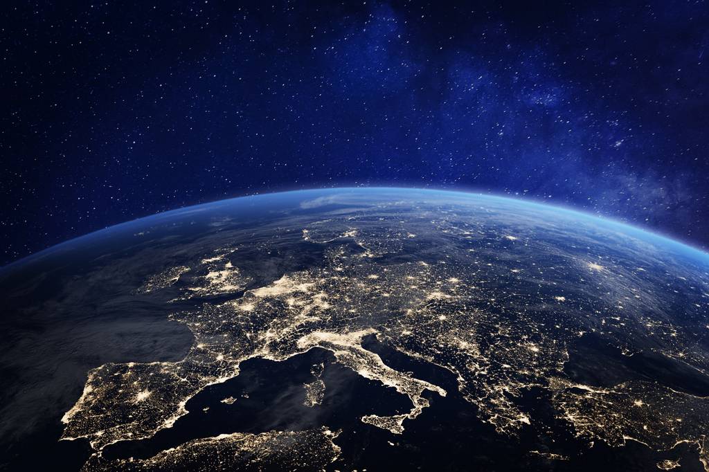 Europa aus dem All bei Nacht.
