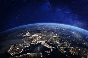 eSign-Anbieter im Test: Europa aus dem All bei Nacht.