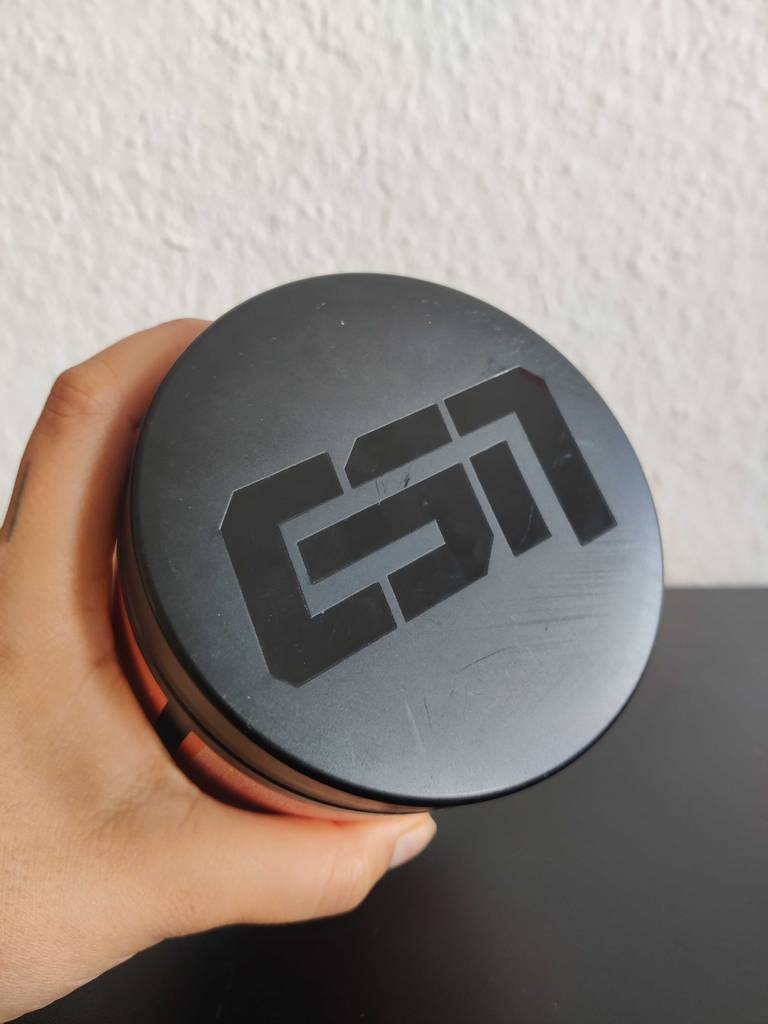 Aminosäure-Komplex getestet: Nahaufnahme des Deckels einer Dose die eine Hand vor eine helle Wand hält.