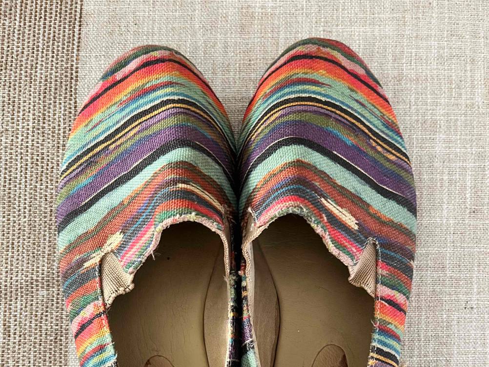 Espadrilles Damen getestet: Nahaufnahme der Schuhkappen auf einem Teppich.